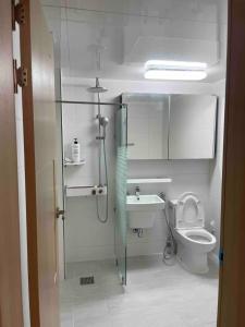 束草市Lakestone&Hotel Sokcho的带淋浴、卫生间和盥洗盆的浴室