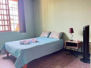 阿拉胡埃拉Alojamiento Tiquicia Valley的一间卧室配有一张床,上面有两条小猫的毛巾
