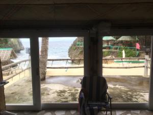 CalatravaTurtle Cove Exclusive Island Resort的客房可通过窗户欣赏到海滩美景