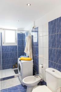 卡尔扎迈纳Sunrise的蓝色瓷砖浴室设有卫生间和淋浴。