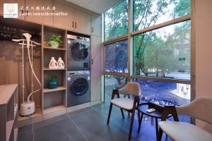 桂林中心璞云酒店(桂林两江四湖象鼻山公园店)的洗衣房配有洗衣机和烘干机