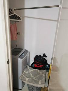 达沃市Kate's Studio Unit的小型洗衣房配有衣服篮和洗衣机