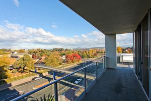 堪培拉Glebe Park Canberra City ACT的享有街道景色的建筑阳台