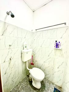 哥打丁宜Isyfaq Homestay 2 bedroom & 2 bathroom的一间位于客房内的白色卫生间的浴室