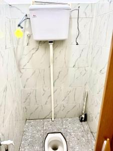 哥打丁宜Isyfaq Homestay 2 bedroom & 2 bathroom的浴室位于隔间内,设有白色卫生间。