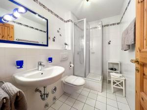 博恩Unkel Bräsig的浴室配有盥洗盆、卫生间和淋浴。