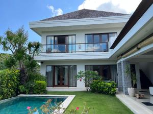 坎古Oshan Villas Bali的一座房子前面设有游泳池