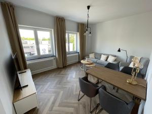 汉堡Airport Apartments for 4 - Kitchen - Parking with eCharging的客厅配有沙发和桌子