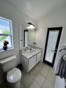 达文波特Grand Superior 4BR Pool House near Disney Parks的一间带水槽和卫生间的浴室以及窗户。