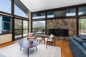 三河城Mountain View, Hot Tub, Open Kitchen, 10m to Sequoia的带沙发和壁炉的客厅