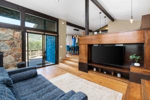 三河城Mountain View, Hot Tub, Open Kitchen, 10m to Sequoia的客厅配有蓝色的沙发和电视
