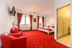 布拉索夫Panoramic Center Rooms的一间卧室配有一张床,铺有红色地毯