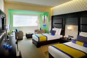 迪拜色调精品酒店的酒店客房,设有两张床和一张沙发
