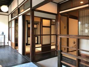 京都Third&Place Kyoto_ShijoOmiya/四条大宮的建筑中带玻璃门的房间