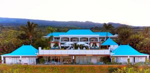 圣勒蓝色马古拉特海景酒店 - 罗莱夏朵精品酒店集团的山顶上一座拥有蓝色屋顶的建筑