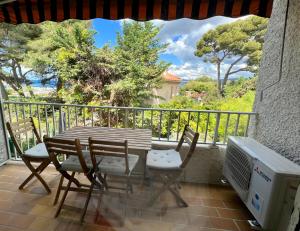 滨海圣西尔La Madrague的美景阳台配有桌椅