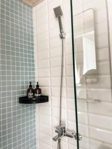 台南顾家的浴室设有蓝色和白色瓷砖淋浴。