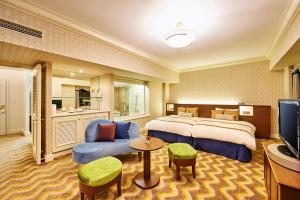 浦安东京湾大仓酒店的酒店客房,配有床和电视