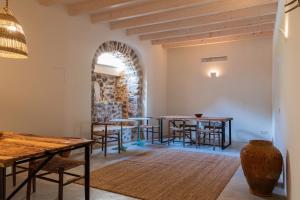塞尔瓦Agroturisme Subies的配有桌椅和石墙的房间