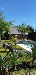 IngouvilleLES HIRONDELLES的一个带游泳池和房子的度假胜地