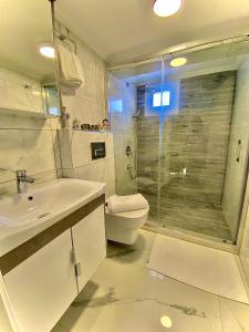 马尔马里斯Port Mansion的浴室配有卫生间、盥洗盆和淋浴。