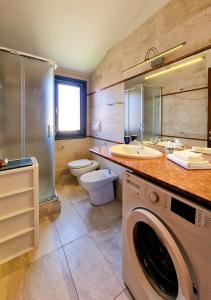 马达莱纳Residenza Aldo Moro 02的一间带水槽和洗衣机的浴室