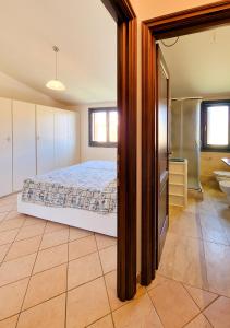 马达莱纳Residenza Aldo Moro 02的一间卧室设有一张床和一间浴室。
