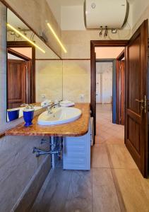 马达莱纳Residenza Aldo Moro 02的一间带水槽和大镜子的浴室