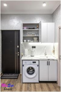 埃里温Masur House and Tours的厨房配有洗衣机和水槽
