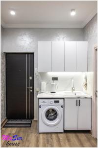 埃里温Masur House and Tours的厨房配有洗衣机和洗衣机。
