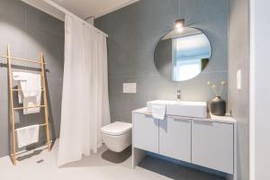 伯尔尼Alpenblick Bern - kind of a hotel的浴室设有白色水槽和镜子