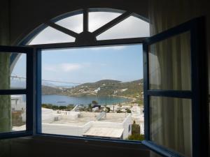 伊奥斯乔拉Vasilis Place Ιos的享有水体景致的窗户