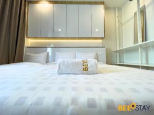 马六甲The Wave Suites Melaka by BEESTAY的卧室配有一张白色大床,上面有枕头