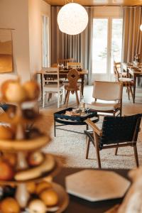 莱代塞尔le chalet de Plainpalais的一间带桌椅的客厅和一间餐厅