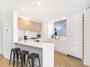 Lavish 3-bedroom ocean apartment in Wollongong的厨房或小厨房