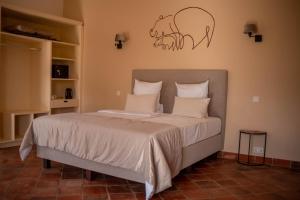 阿鲁沙Kili Seasons Hotel的卧室配有一张床铺,墙上挂着熊贴纸