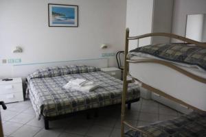 卡托利卡Residence Le Vele的医院里带两张双层床的房间
