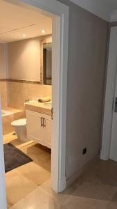 马贝拉Villa Maracana的浴室配有卫生间、盥洗盆和浴缸。