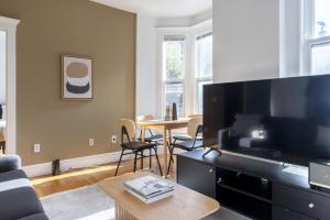 波士顿Beacon Hill 2br w wd nr Boston Common BOS-826的客厅配有大屏幕平面电视