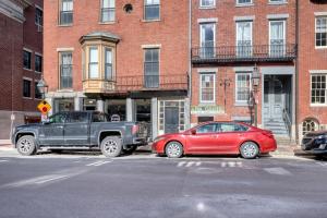 波士顿Beacon Hill 2br w wd nr Boston Common BOS-826的停在大楼前的卡车和红色汽车