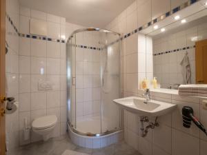 瓦德林弗莱彻尔度假屋的带淋浴、盥洗盆和卫生间的浴室