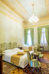 多洛里斯特朗特公爵别墅酒店 的一间设有两张床和吊灯的大卧室
