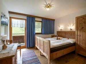 瓦德林弗莱彻尔度假屋的一间卧室设有一张床和一个大窗户