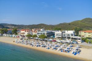 托罗尼Akti Toroni Boutique Hotel的享有海滩的空中景致,配有椅子和遮阳伞