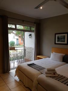 哈特比斯普特Villa Paradiso的一间卧室配有一张床,享有庭院的景色
