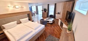 巴特欣德朗阿内里斯酒店的酒店客房设有床和客厅。