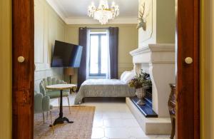 卡瓦永Le 215 Gambetta boutique hôtel en Provence的一间卧室配有一张床和一个吊灯