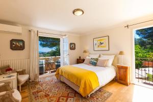 瓦洛里Villa Le Port d'attache的一间卧室设有一张床和一个大窗户