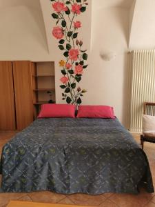 梅泽格拉策里斯特公寓酒店的卧室配有一张挂着花壁画的床。