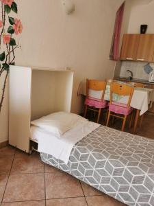 梅泽格拉策里斯特公寓酒店的卧室配有一张床和一张桌子及椅子